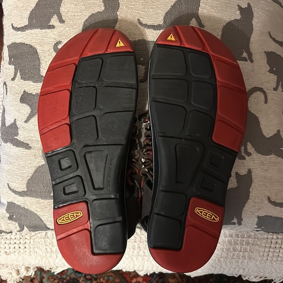 KEEN Uneek ParaCord Bungee Sandals Brown Red Black Mens 12 main image 5